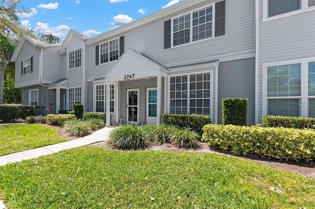 view of front facade featuring a front yard