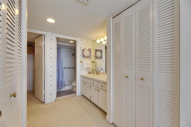 bathroom featuring curtained shower, a closet, a textured ceiling, and toilet