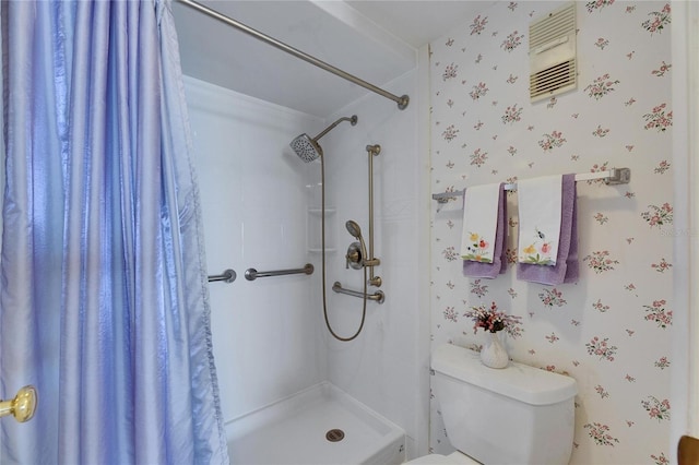 bathroom with visible vents, a tile shower, toilet, and wallpapered walls