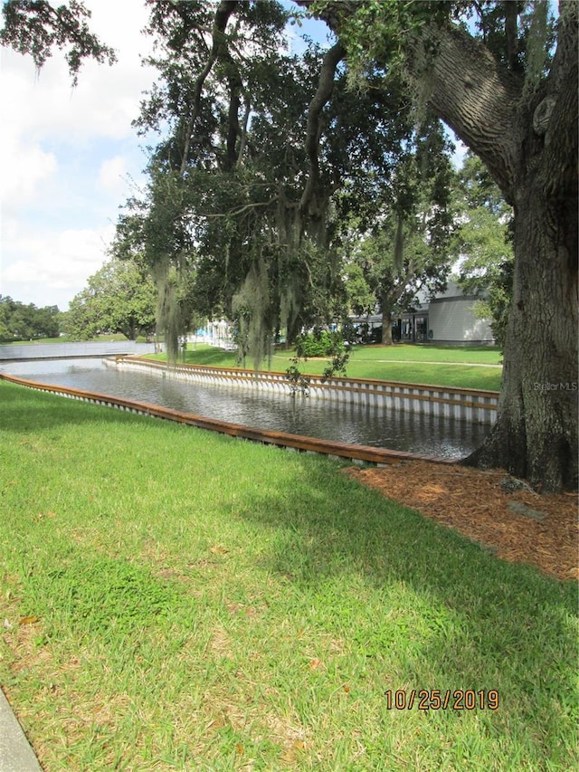 view of yard featuring a water view