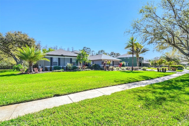 view of front of property featuring a front lawn