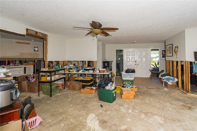 garage featuring ceiling fan