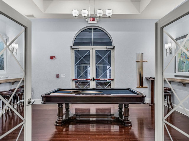 playroom with visible vents, a textured wall, billiards, and wood finished floors
