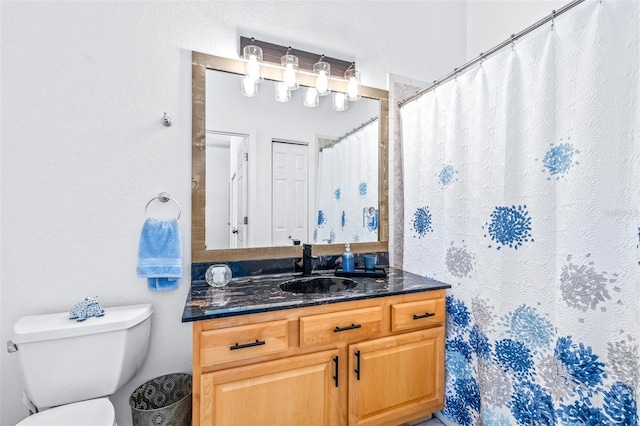 full bathroom with a shower with curtain, vanity, and toilet