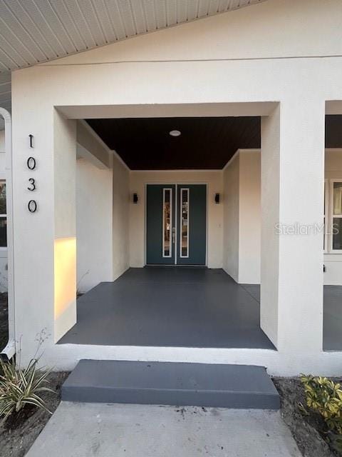 property entrance featuring stucco siding