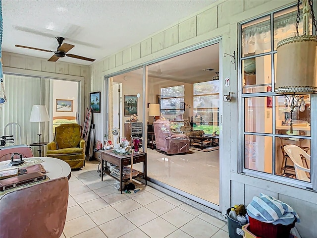 sunroom / solarium featuring a ceiling fan