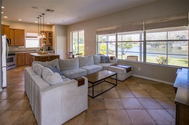 living area featuring a chandelier, recessed lighting, visible vents, and baseboards