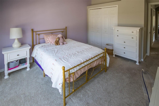 bedroom featuring carpet and a closet