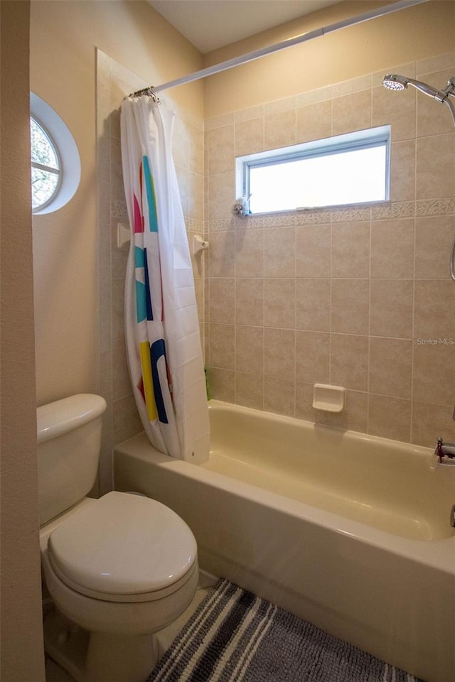 full bath with shower / tub combo with curtain and toilet