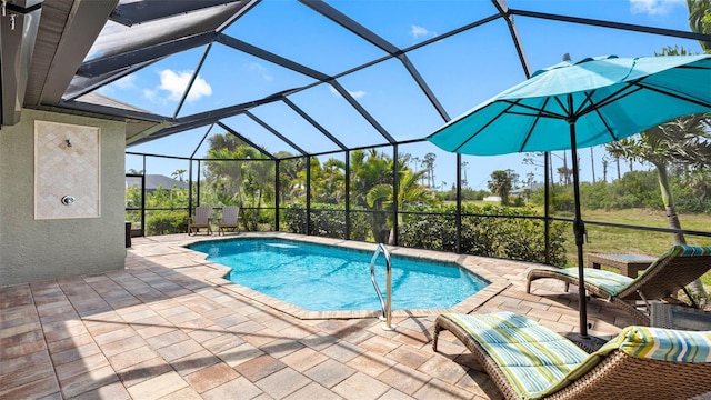 135 Cabana Way, Rotonda West, FL 33947 - swimming pool featuring a patio and glass enclosure