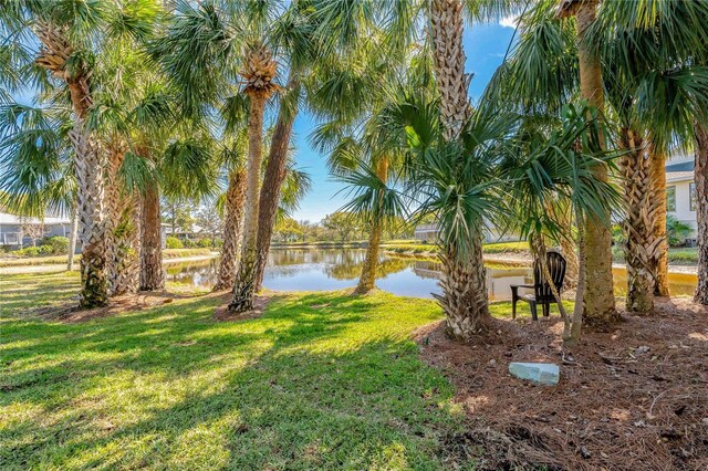 view of yard featuring a water view