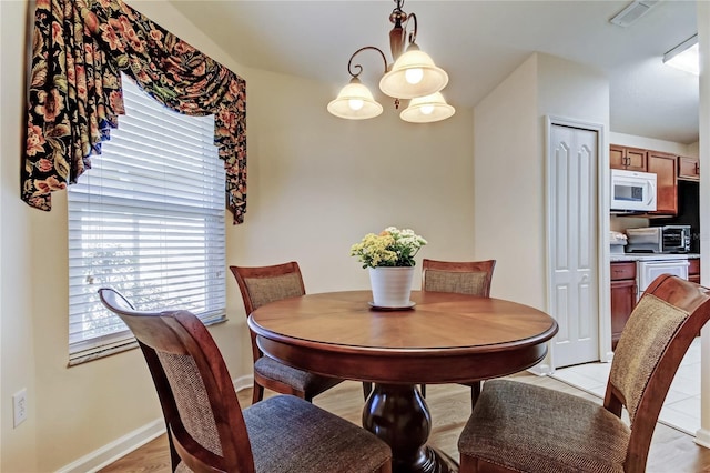 dining area with a toaster, visible vents, and baseboards