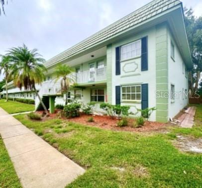 view of front of property with a front yard