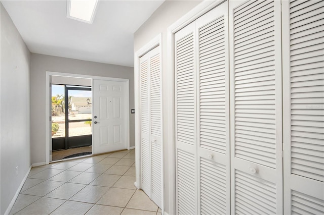 entrance foyer featuring light tile patterned floors and baseboards