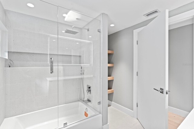 full bath with baseboards, enclosed tub / shower combo, visible vents, and recessed lighting