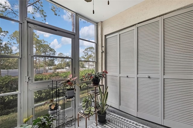 sunroom featuring ceiling fan