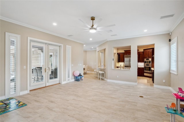 exercise room featuring baseboards, visible vents, a ceiling fan, ornamental molding, and recessed lighting