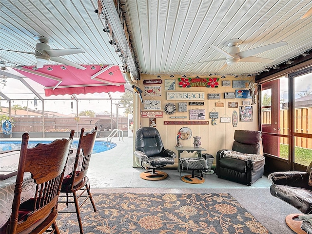 sunroom / solarium featuring a ceiling fan