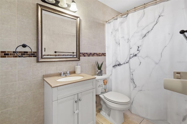 full bath featuring toilet, curtained shower, tile patterned flooring, vanity, and tile walls