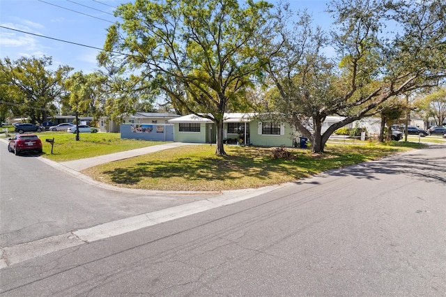 view of front of home featuring a front yard