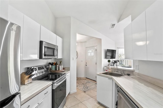 kitchen with visible vents, stainless steel appliances, a sink, and light countertops