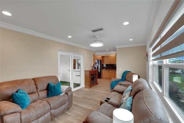 living room with light wood-style floors, recessed lighting, visible vents, and crown molding