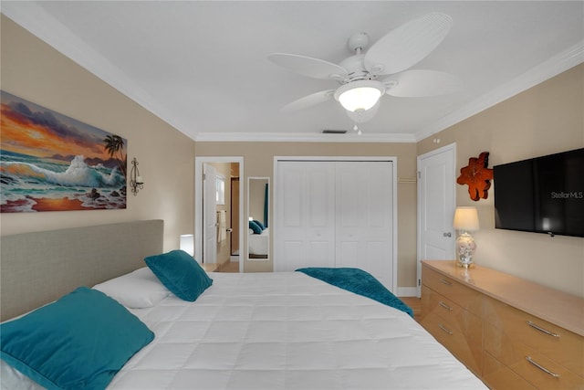 bedroom with a ceiling fan, a closet, visible vents, and crown molding