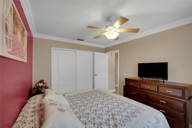 bedroom featuring ceiling fan, a closet, visible vents, and crown molding