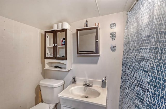 full bathroom with toilet, a shower with shower curtain, and vanity