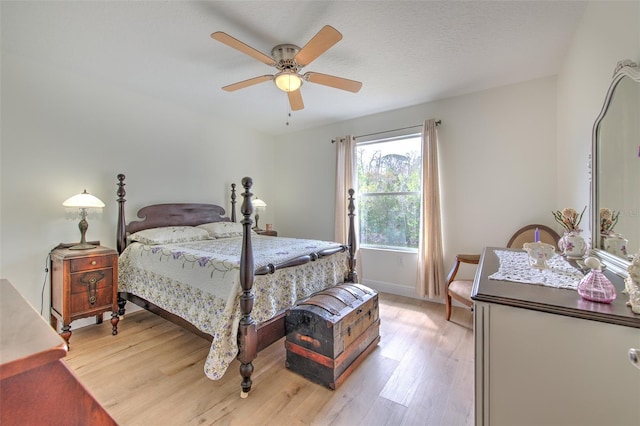 bedroom featuring light wood-style flooring, baseboards, and ceiling fan