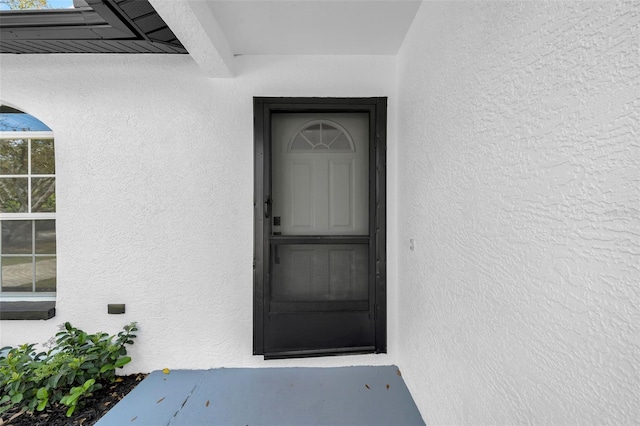 property entrance featuring stucco siding