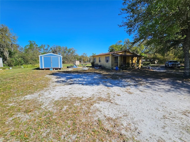 view of yard with an outdoor structure and a storage shed