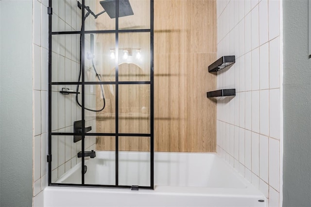 bathroom with combined bath / shower with glass door