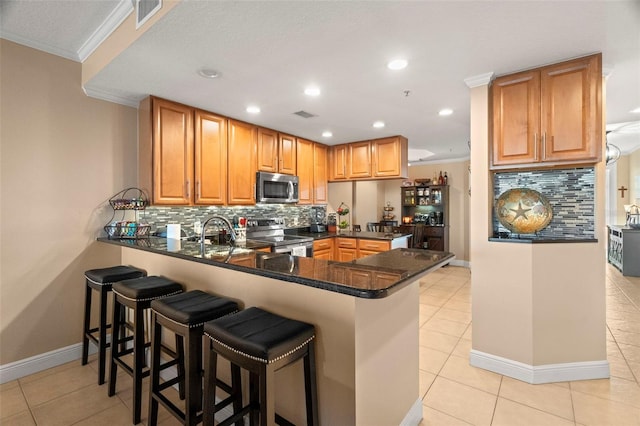 kitchen with stainless steel appliances, visible vents, crown molding, and a peninsula