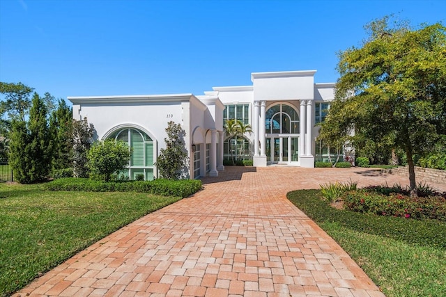 view of front facade featuring a front lawn and stucco siding