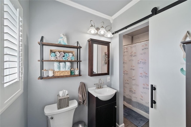 full bath featuring a shower with shower curtain, crown molding, vanity, and toilet