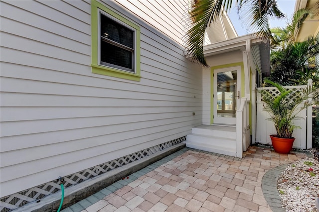 entrance to property with crawl space