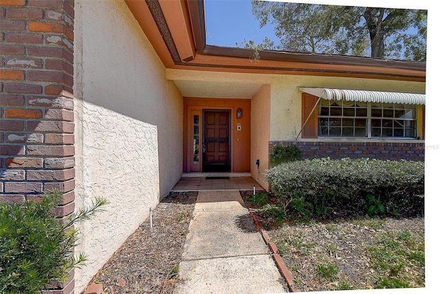 view of exterior entry featuring stucco siding