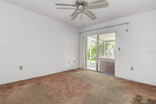 carpeted empty room featuring a ceiling fan