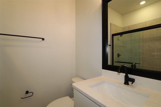 full bathroom featuring toilet, recessed lighting, a tile shower, and vanity