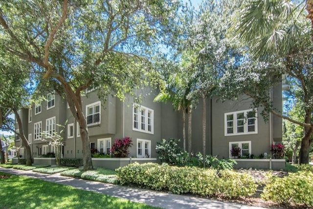 view of front facade featuring stucco siding