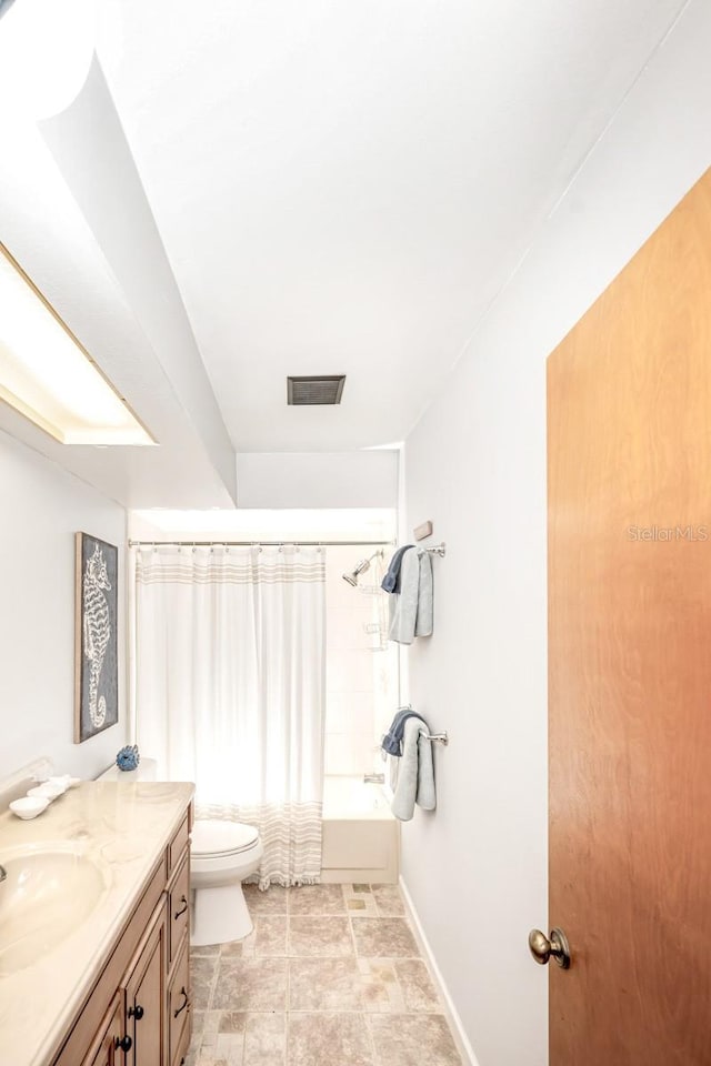 full bath with visible vents, shower / bathtub combination with curtain, toilet, baseboards, and vanity