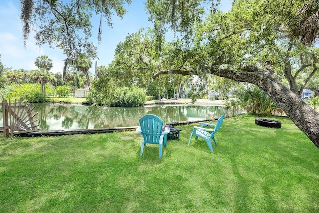 view of yard featuring a water view