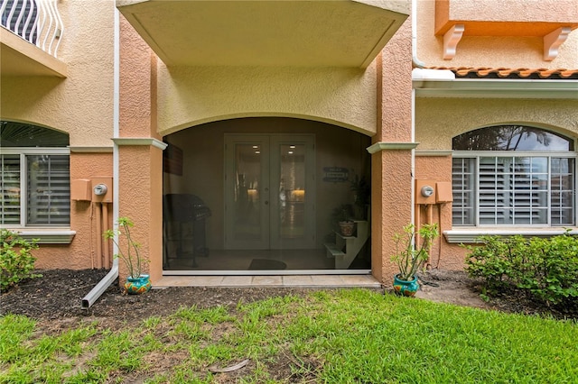 view of exterior entry with stucco siding