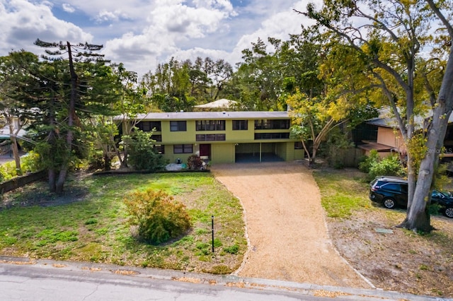 view of front facade with a front yard