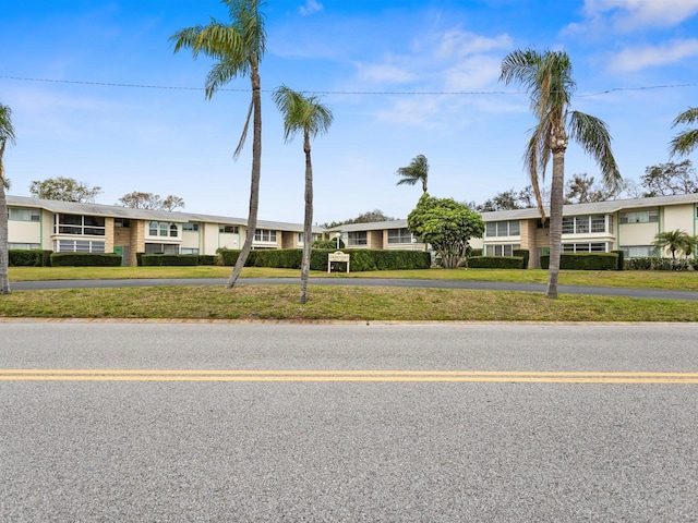 view of front of house featuring driveway and a front lawn