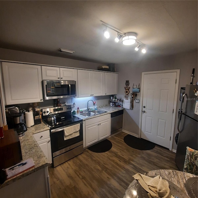 kitchen with visible vents, dark wood-type flooring, appliances with stainless steel finishes, white cabinetry, and a sink