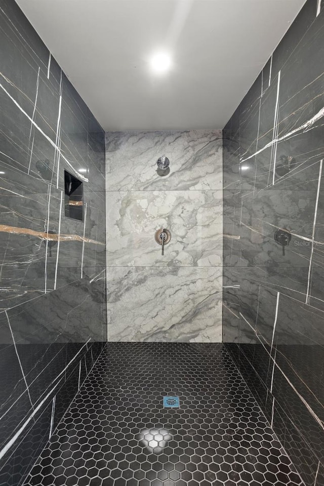 bathroom featuring a tile shower