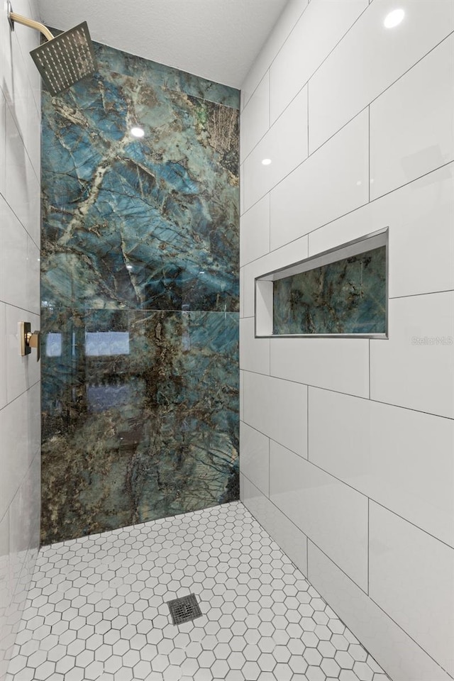 full bathroom featuring tiled shower