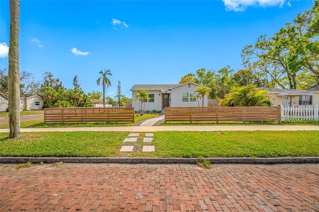 view of front facade featuring a fenced front yard and a front yard